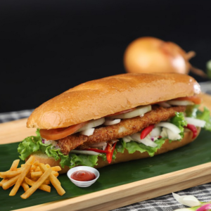 Crispy Chicken Vietnamese Bread ကြက်ကြော်ဗီယက်နမ်ပေါင်မုန့်
